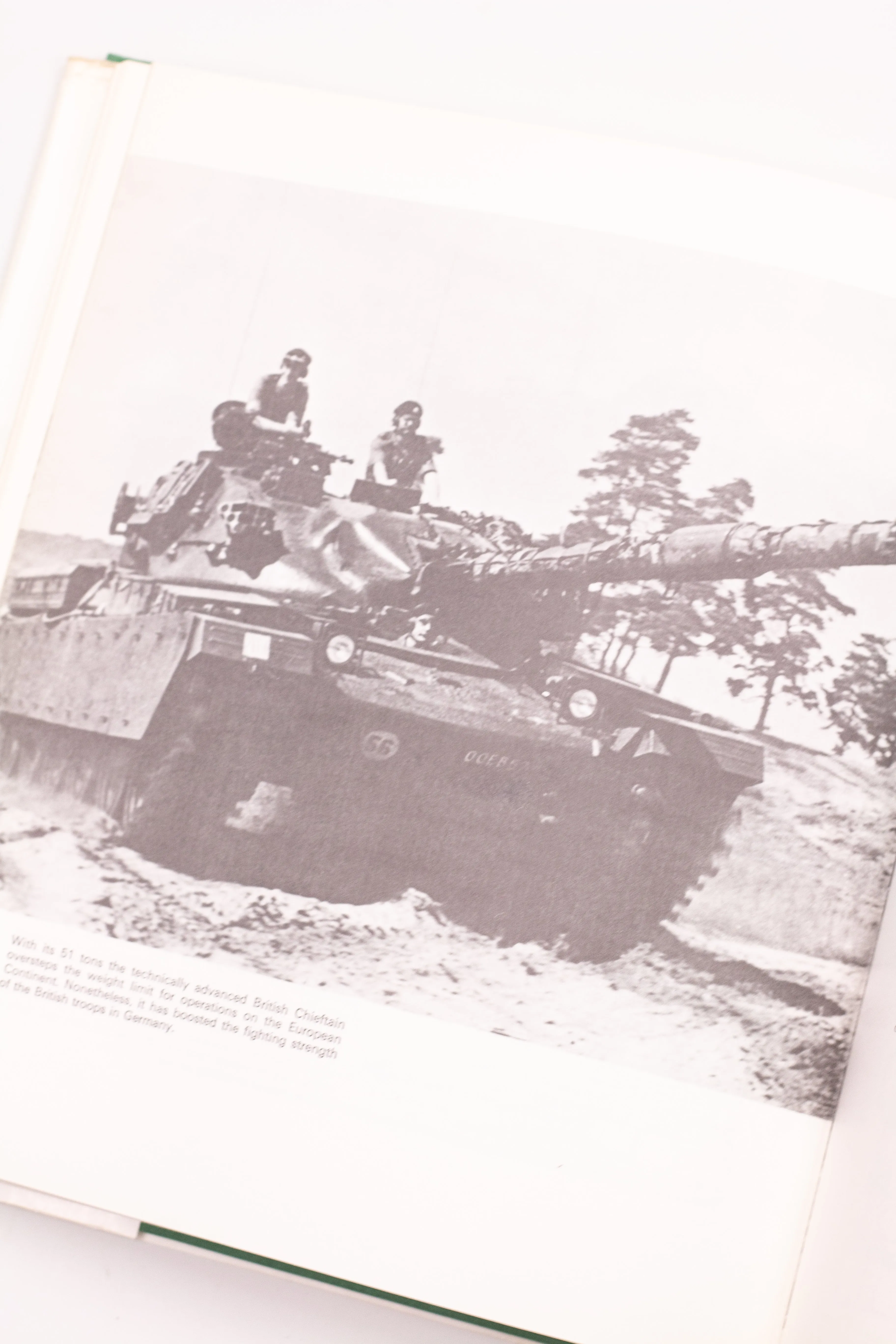 TANKS: AN ILLUSTRATED HISTORY OF FIGHTING VEHICLES